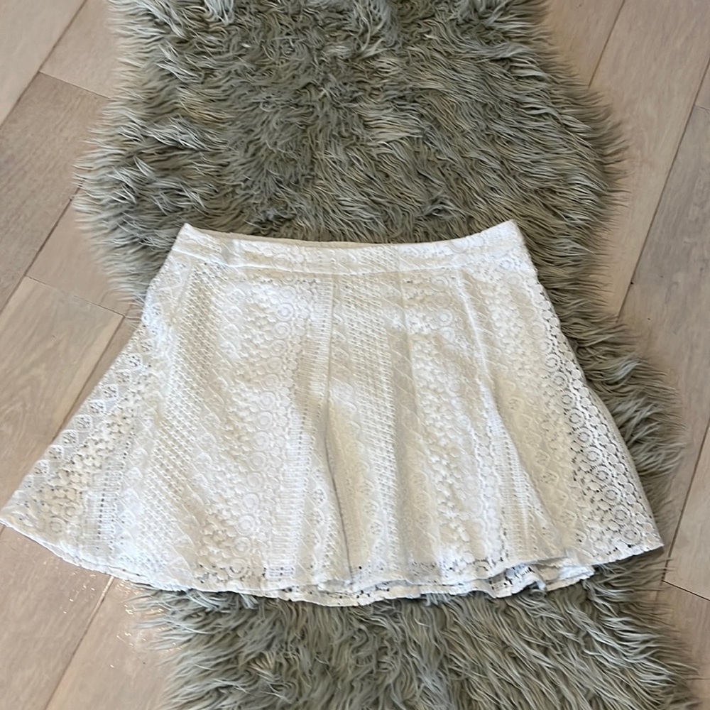 ❣️Divided❣️great lace skirt❣️🌺❤️